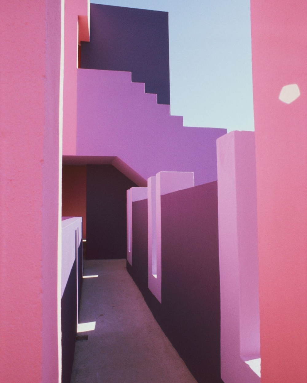 因其獨特的視覺效果，被認為是《魷魚遊戲》中迷宮樓梯場景的靈感來源