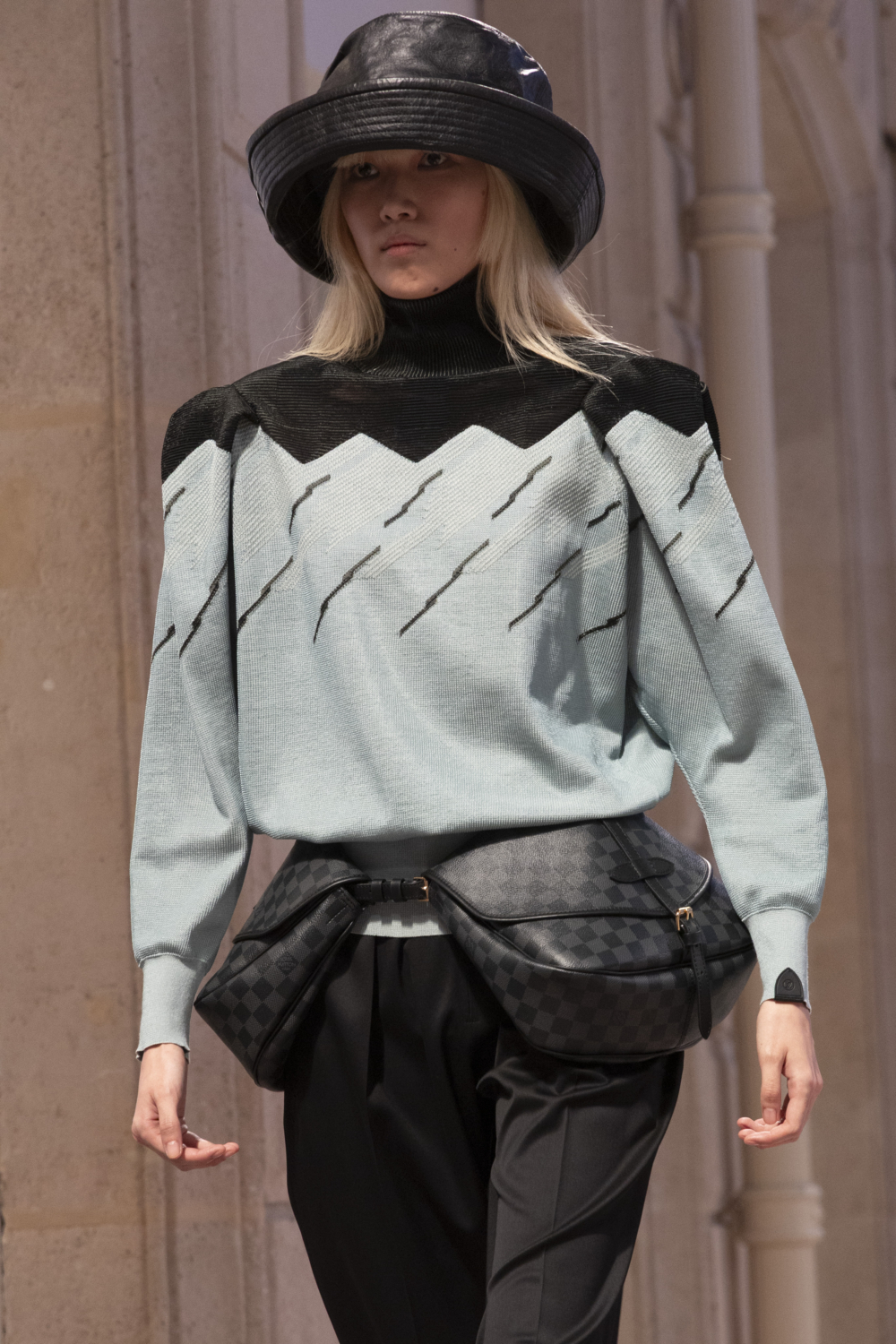 設計師更進一步玩轉創意，推出令人印象深刻的雙邊腰包