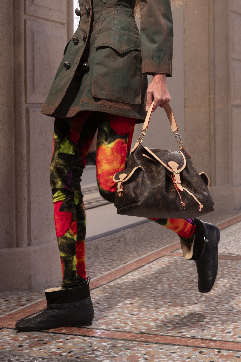 將傳統雙肩包的造型轉化為手提袋，賦予其隨性卻不失魅力的新風貌