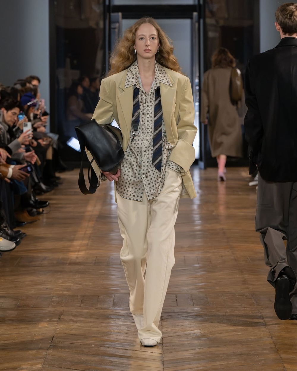 相較於傳統寬鬆設計的柔軟隨意，Boxyfit強調硬挺的材質與方正的輪廓