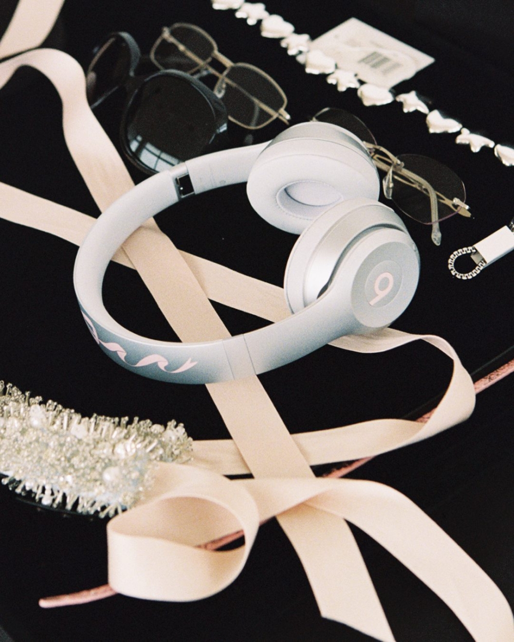 Beats x Sandy Liang 限量版 Solo 4 耳機發布