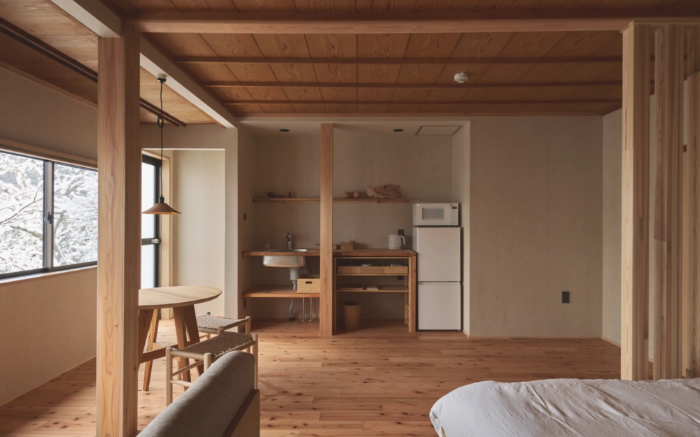 無印良品將其中三間客房進行翻新，保留了原有建築的木質柱子、低矮的天花板及窗框等細節