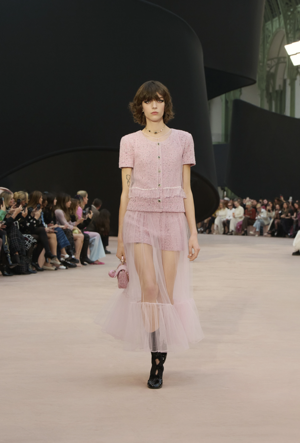 FW25系列以夢幻的筆觸強化了品牌的經典符碼