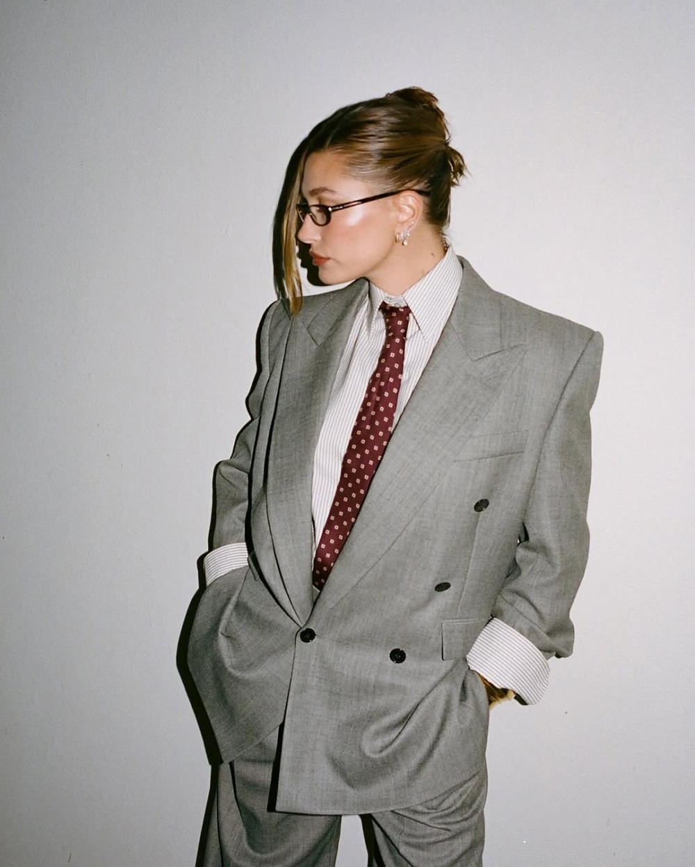 Oversized西裝外套搭配同色系寬褲，搭配亮色領帶營造時髦感