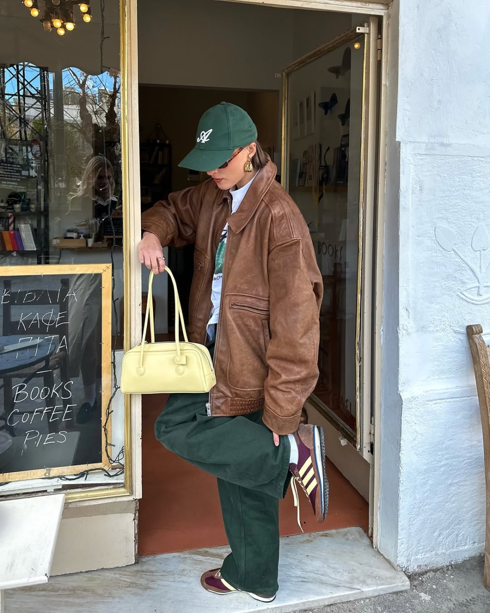 摩卡慕斯與低飽和綠色的搭配，像是咖啡香氣融入春日新綠的森林