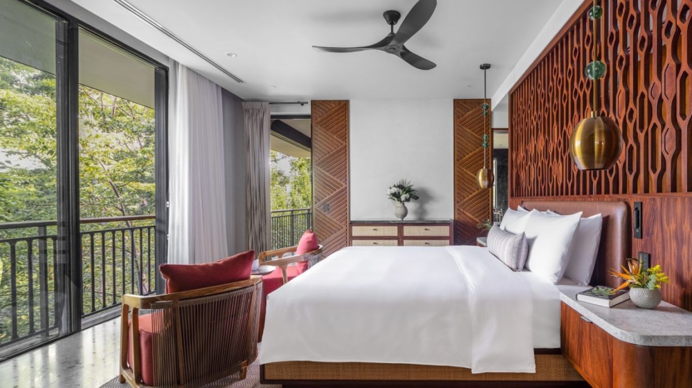 房內設有寬敞的起居空間、高檔家具以及私人泳池與露台