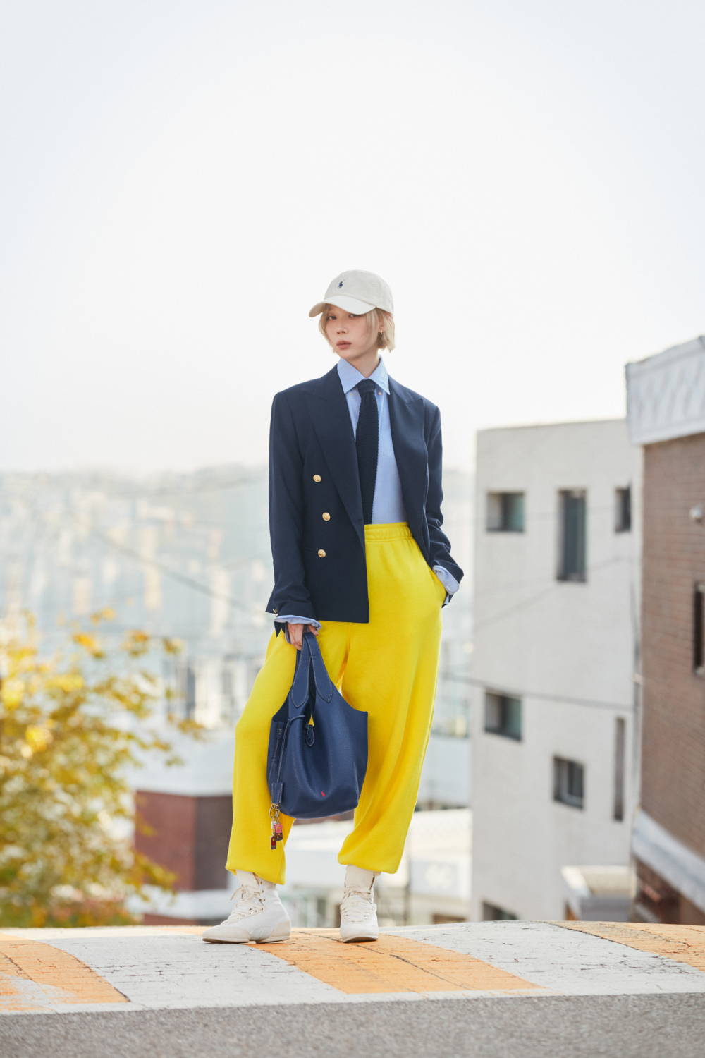 她以俏皮又自信的姿態，將品牌的年輕活力與經典設計理念展現得淋漓盡致