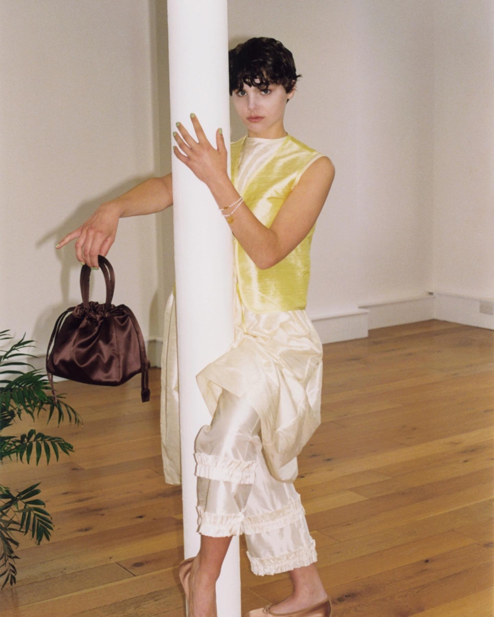 輕盈的材質隨著步伐搖曳，復古剪裁勾勒出女性柔美線條，完美平衡優雅與現代感