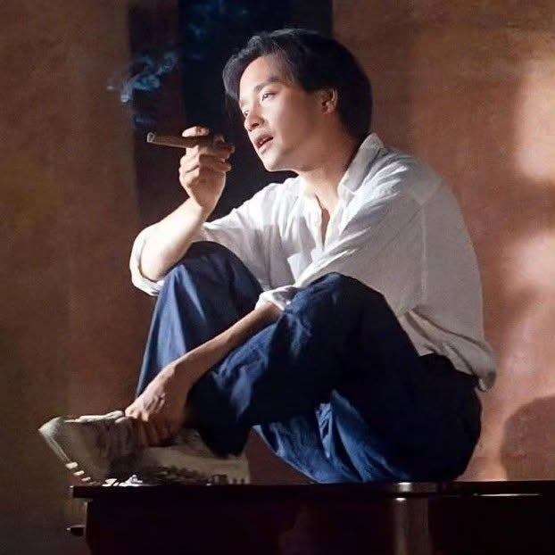 有人說，他的眼神總帶著點憂傷，可能因為他太敏感，太懂得人生的複雜