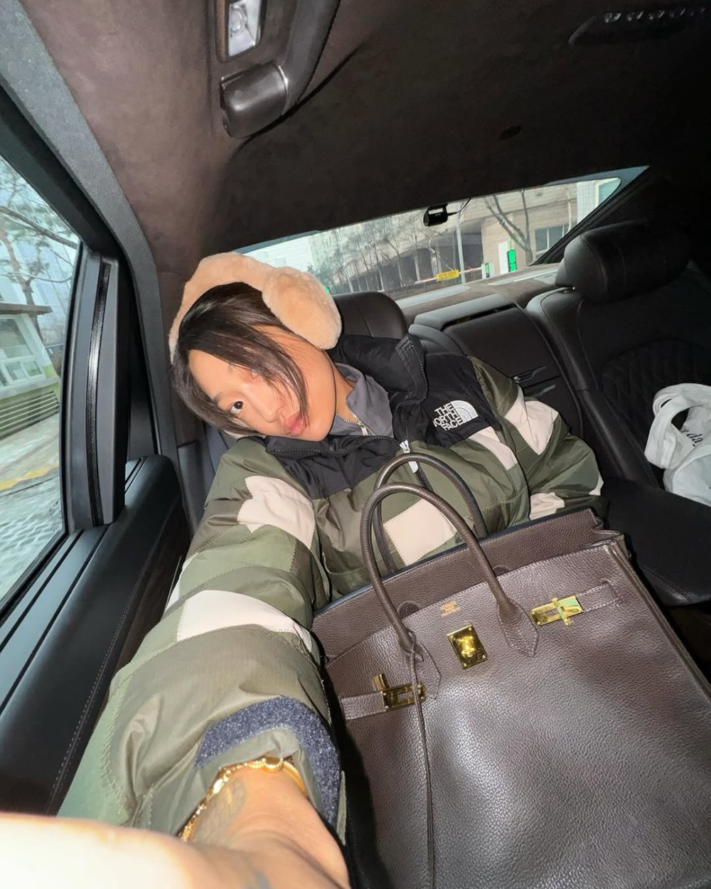 無論是搭配褲裝西裝的優雅造型，還是休閒街頭風，她都能將這款手袋詮釋得恰到好處