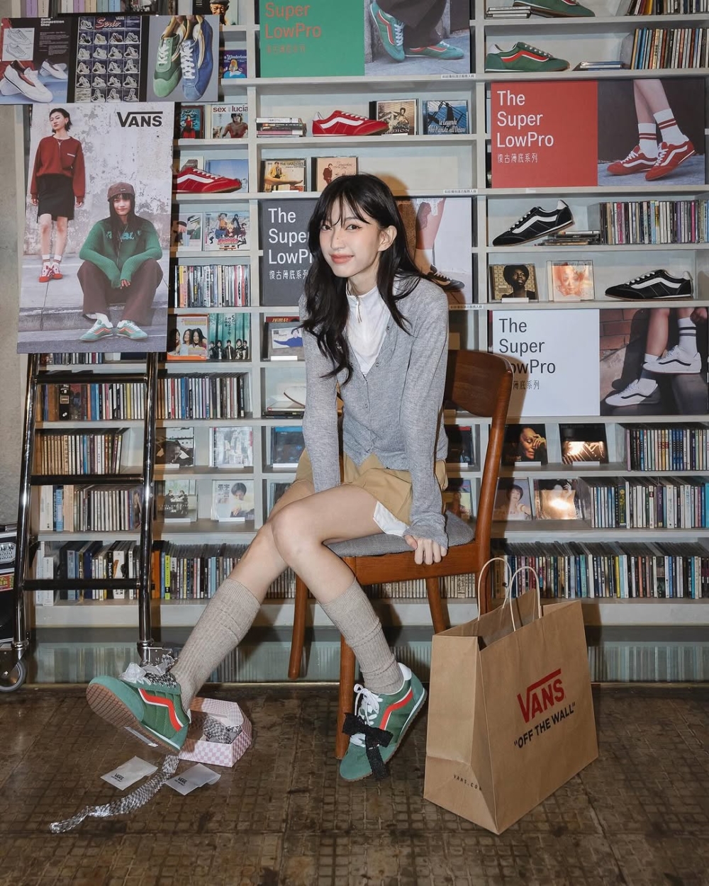 一件白色襯衫搭配卡其色高腰寬褲或百褶裙，腳踩墨綠色Super LowPro