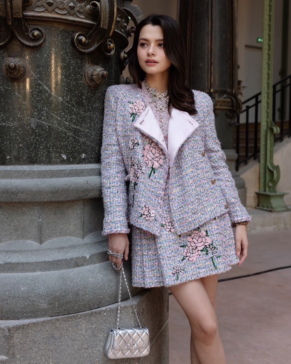 CHANEL正式邀請年僅22歲的她以品牌大使身分前往巴黎觀賞秋冬高級時裝秀