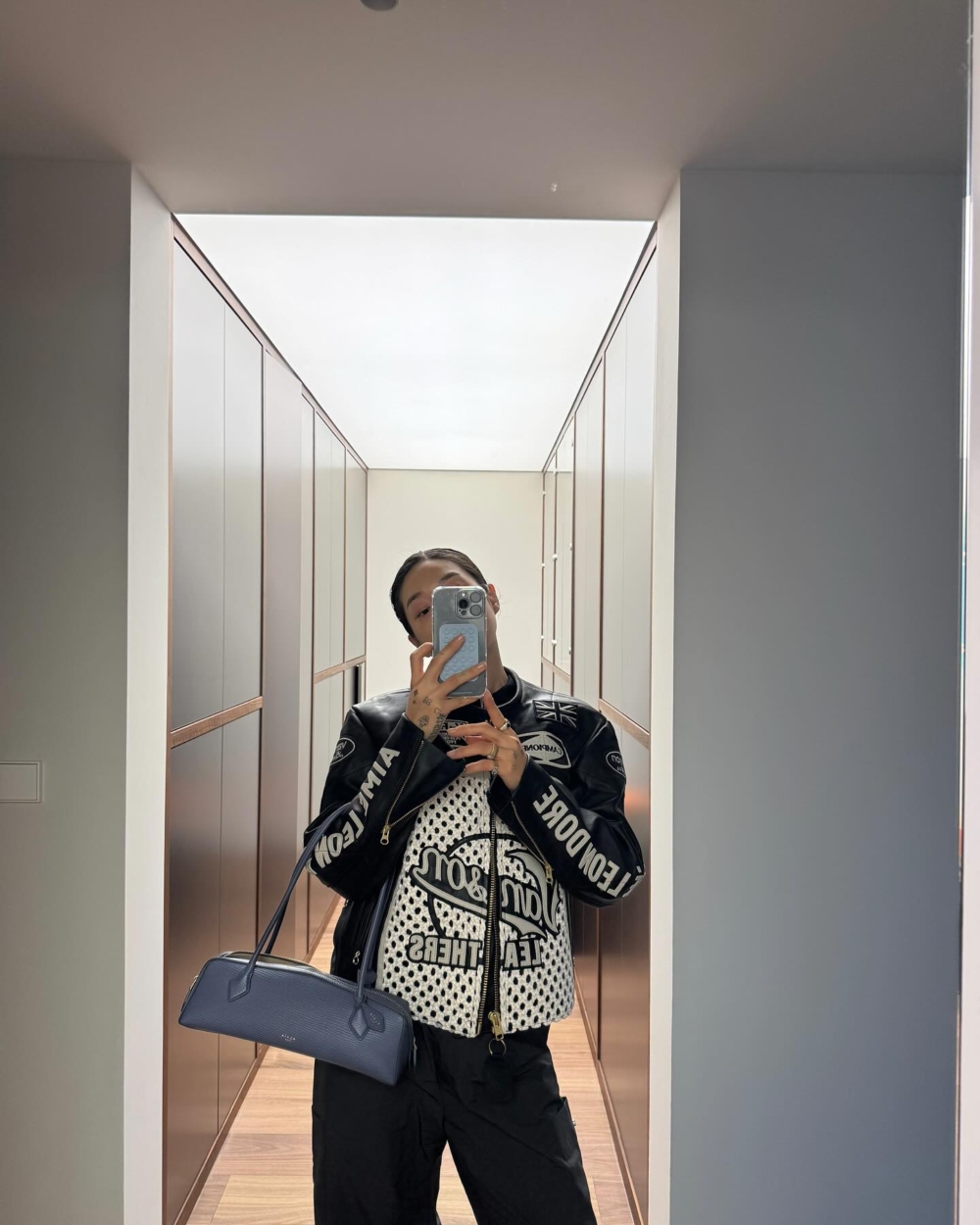 可見她對這款手袋的鍾愛程度！