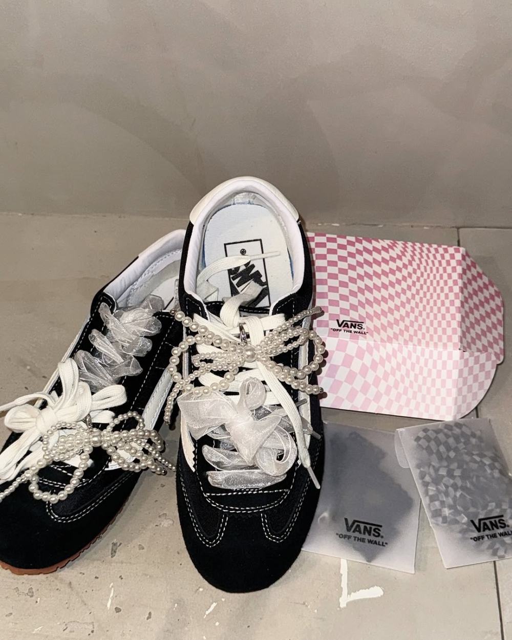 在鞋側或鞋頭掛上綴有珍珠的蝴蝶結飾品，柔美中帶點復古氣息