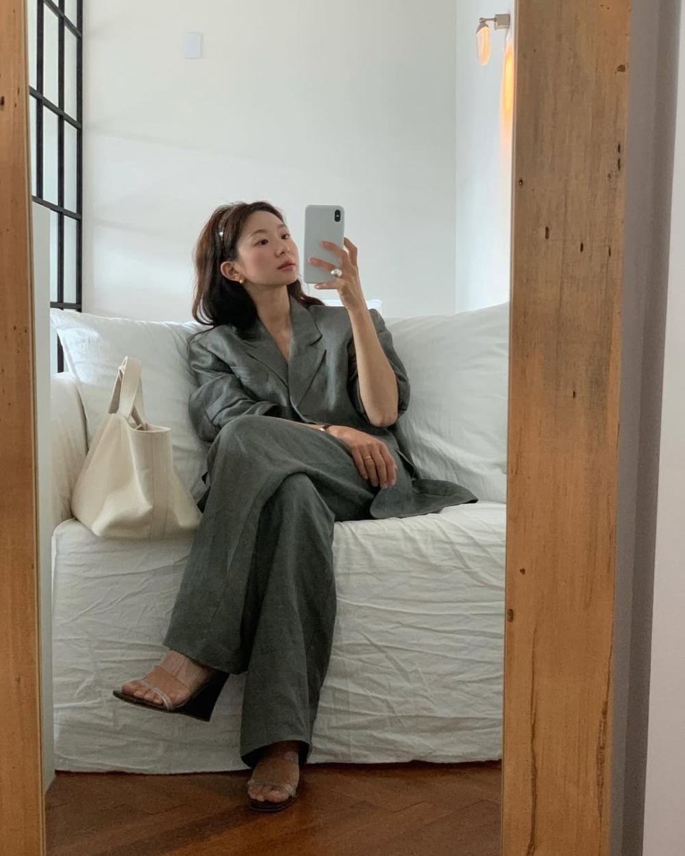 此風格適合春季出遊或正式場合，輕鬆營造高級感