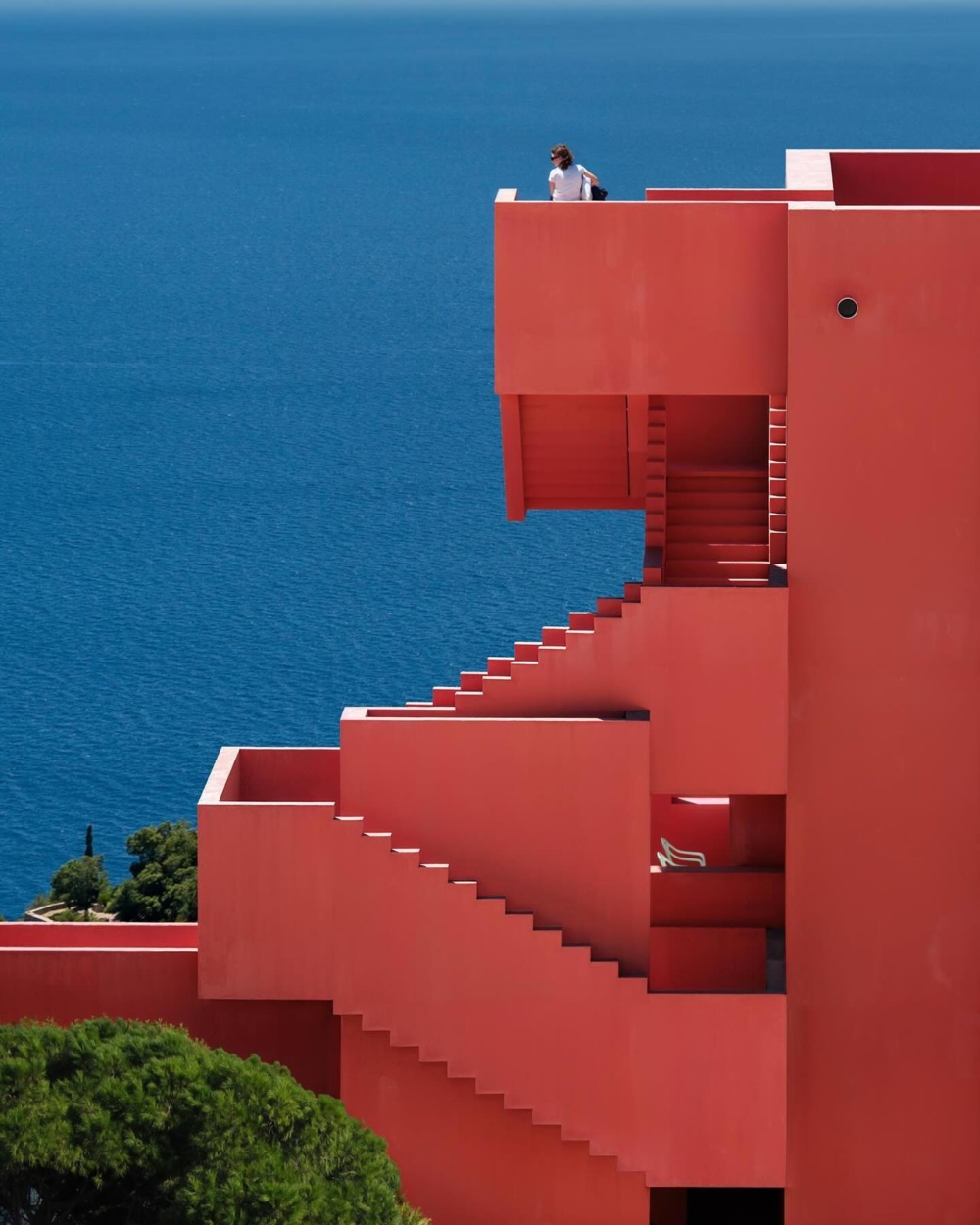 他選擇紅色，不僅是為了與自然形成對比，更是要喚起人們對空間的情感共鳴