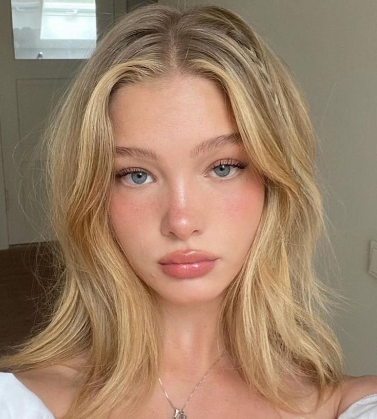 混合肌可以使用分區保養，T 區控油，兩頰適度補水