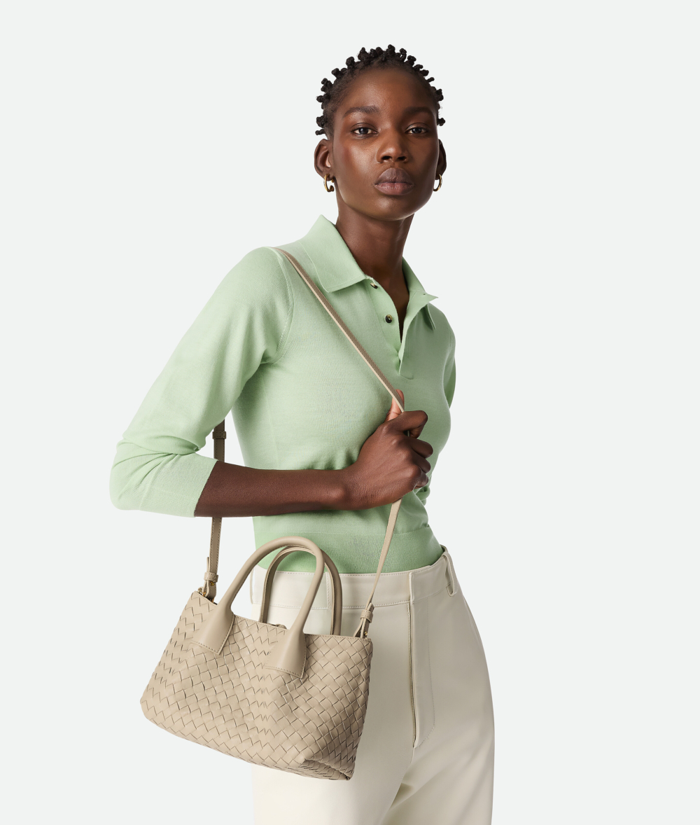 配有4條內部皮革飾帶。