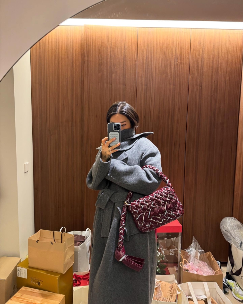 小包系列則可以看到Peggy的酒紅色編織Kalimero Città