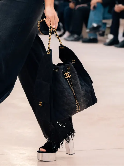 彷彿在清晰地對自由、精緻、輕盈和動感的歌頌。