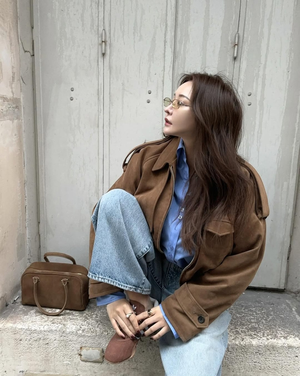 上身可以選擇摩卡慕斯色的外套或針織衫，搭配寶寶藍襯衫或休閒T恤