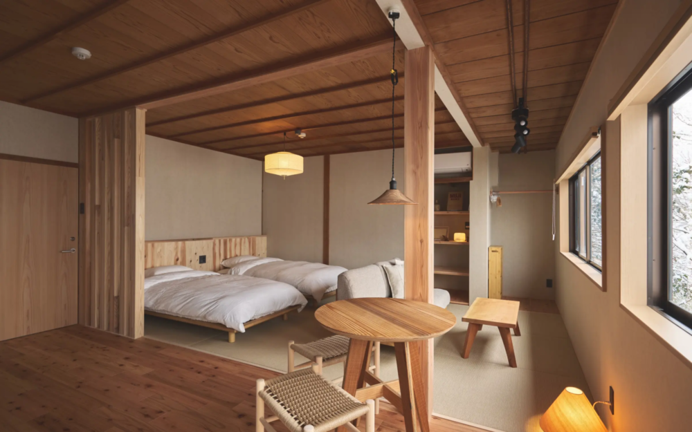 無印良品將其中三間客房進行翻新，保留了原有建築的木質柱子、低矮的天花板及窗框等細節