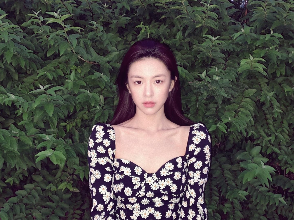 桃心領的小花洋裝更顯法式風情