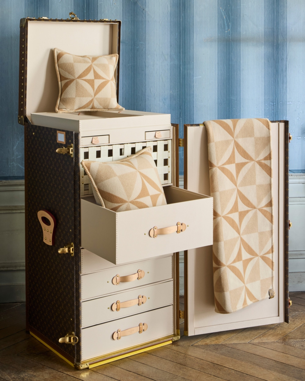 Louis Vuitton於米蘭的Palazzo Serbelloni(塞爾貝洛尼宮)展出其最新家居系列