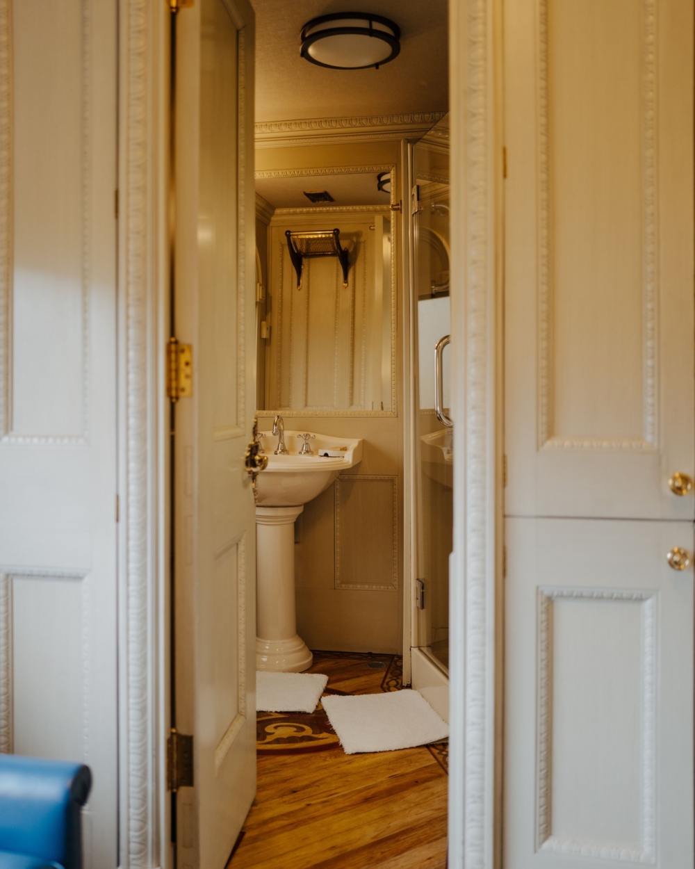 每節臥鋪車廂都設有私人衛浴