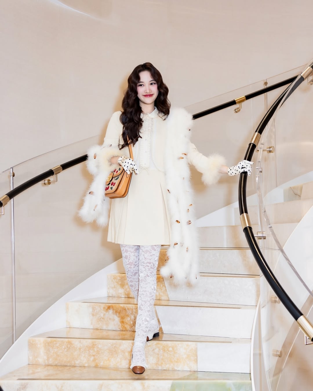 手上點綴的白色蕾絲手套更添精緻,宛如一位優雅的復古小公主