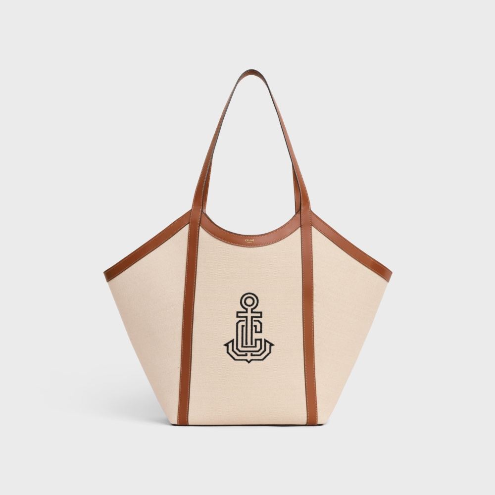 搭配一個主隔層和一個可拆卸拉鍊內袋。