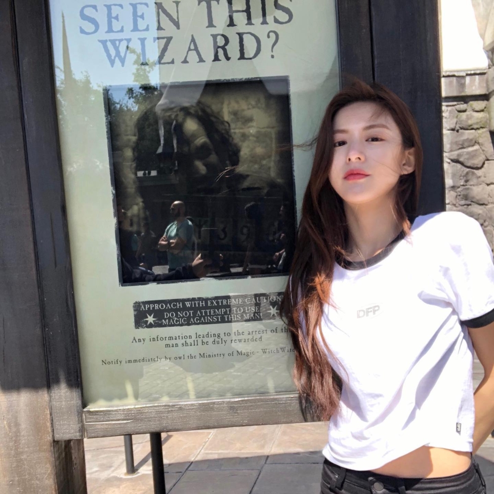 滾邊白T也是高允貞的必備單品