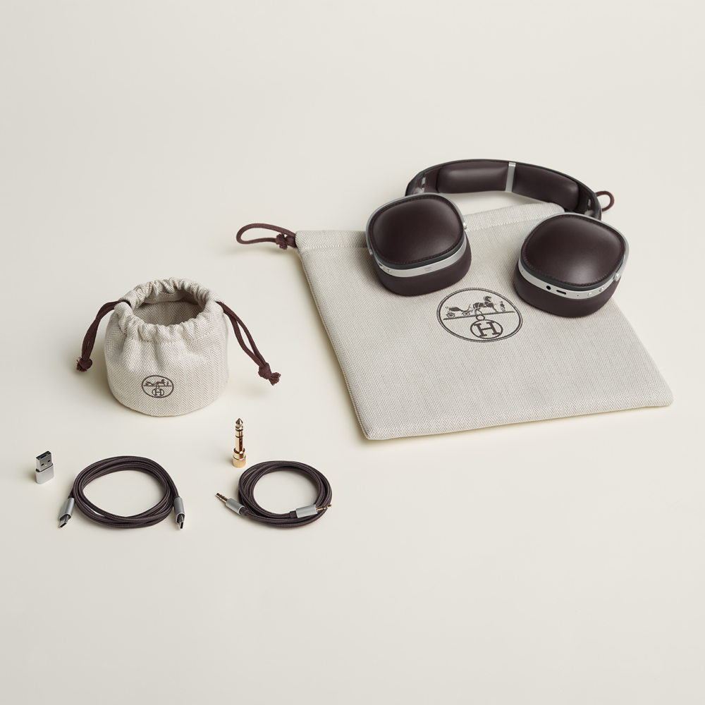 為了提供更完善的使用體驗，Hermès為耳機精心準備了全套配件