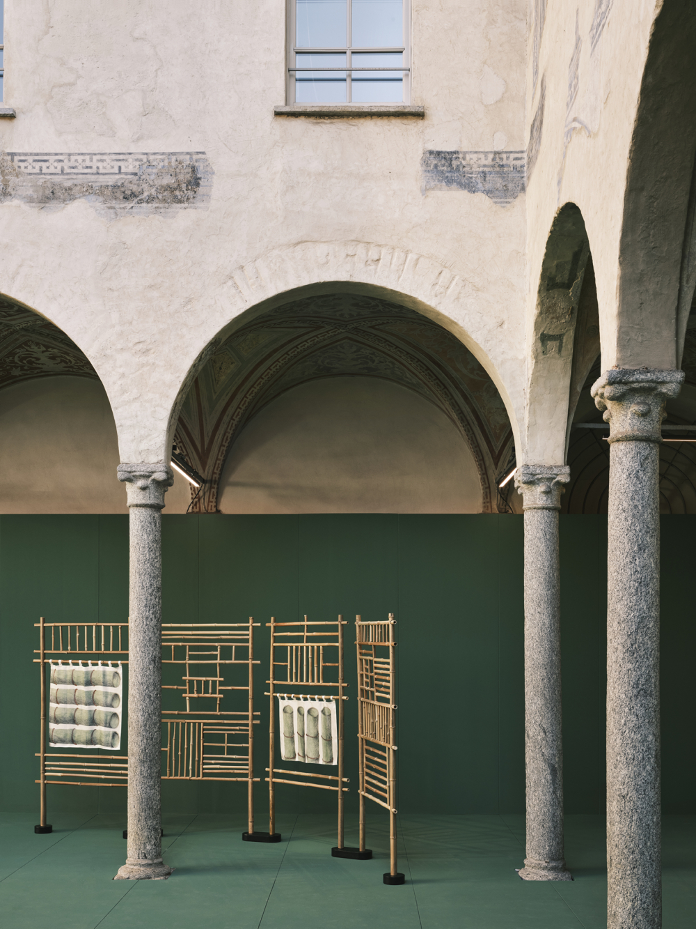 法國藝術家 Nathalie Du Pasquier 運用竹板與絲綢面料打造作品《PASSAVENTO》,賦予主題當代語境