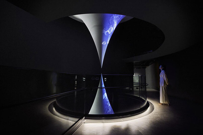 白天閃耀光輝，夜晚如明月