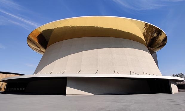 獨特的金色圓頂和簡潔的圓柱型設計