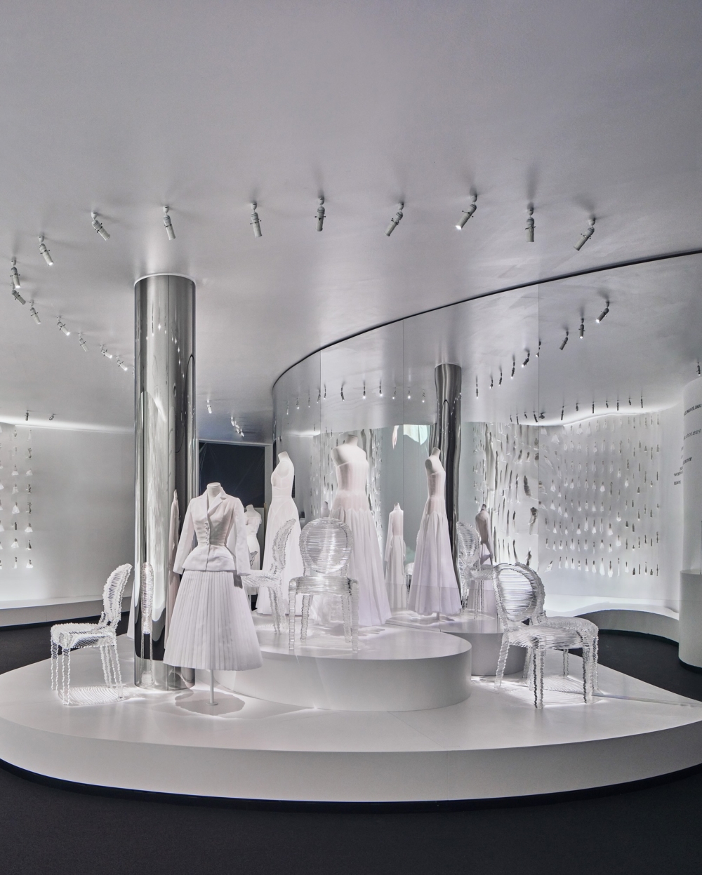 以優雅前衛的方式體現品牌對精湛手工藝的熱愛