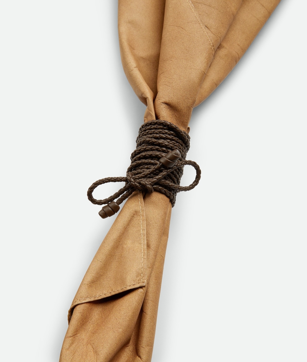 Bottega Veneta 保留了皮革的天然觸感