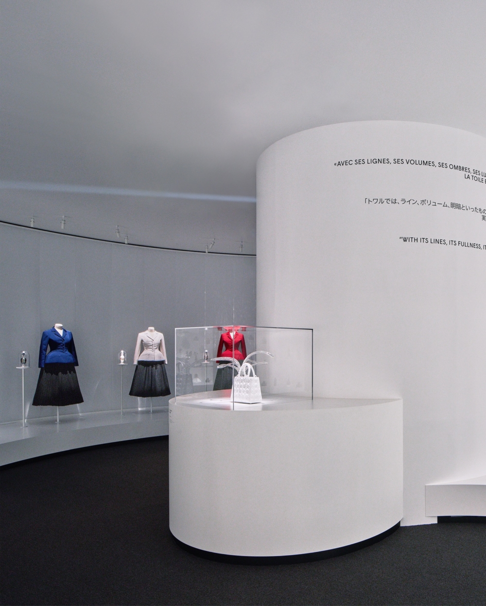 展覽開場以三套經典的「Bar」套裝亮相