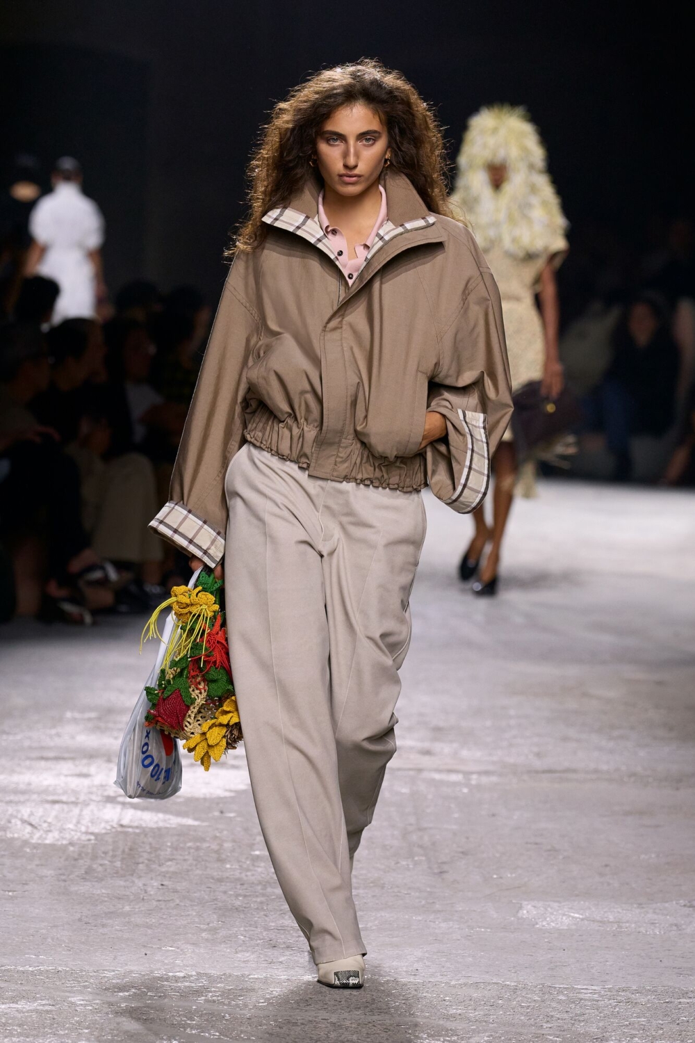 皮革製成的花束，包括向日葵和紫羅蘭兩種選擇