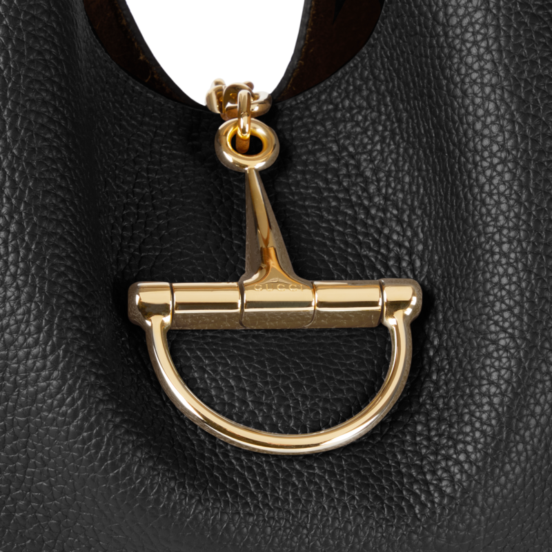 低調的黑色皮革散發出沉穩內斂的氣質，搭配GUCCI標誌性的細節