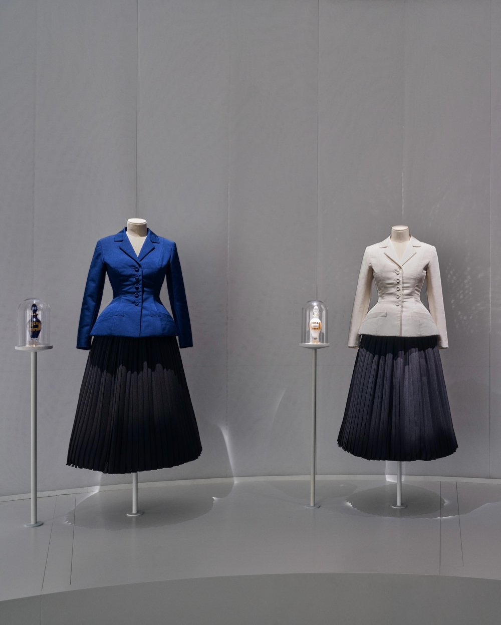 展覽開場以三套經典的「Bar」套裝亮相