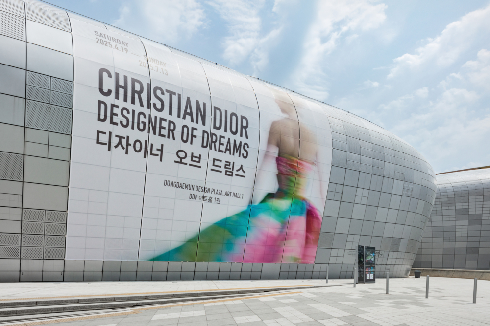 Jisoo《Christian Dior：Designer of Dreams》全球特展 穿越75年時尚傳奇首爾夢幻登場