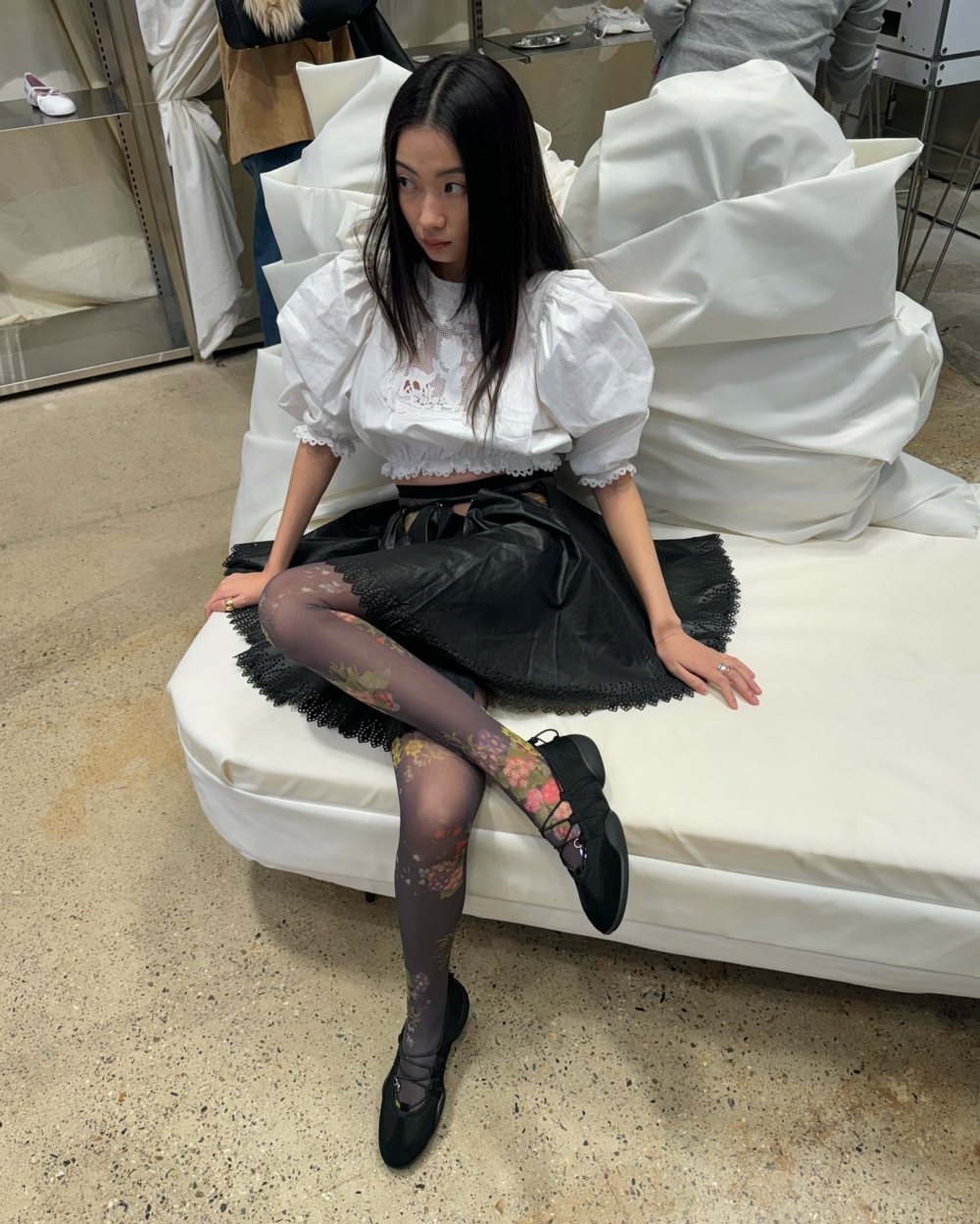 初次嘗試蕾絲絲襪,或想營造內斂優雅的高級感,單色搭配是最不容易出錯且能展現質感的選擇