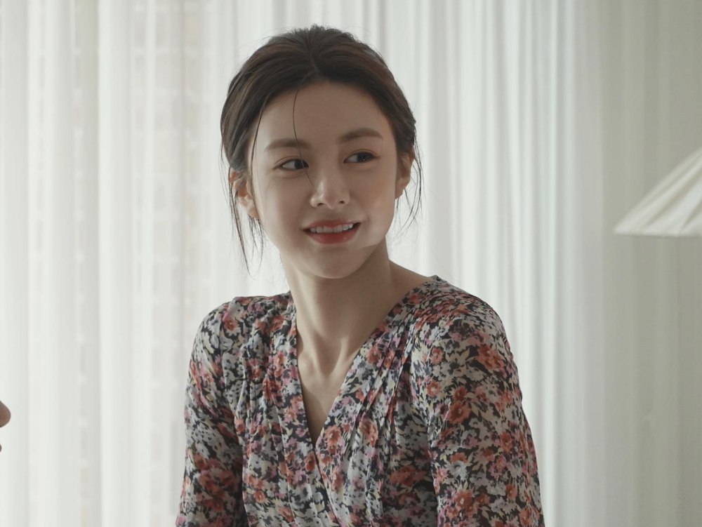 V領碎花洋裝展現溫柔氣質