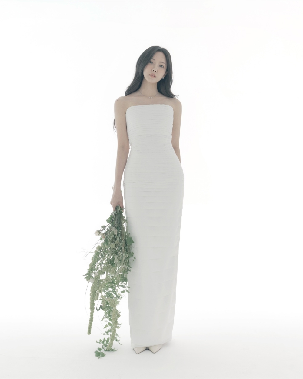 孝敏婚紗照還換上了來自韓國知名婚紗品牌 Atelier KU 的婚紗