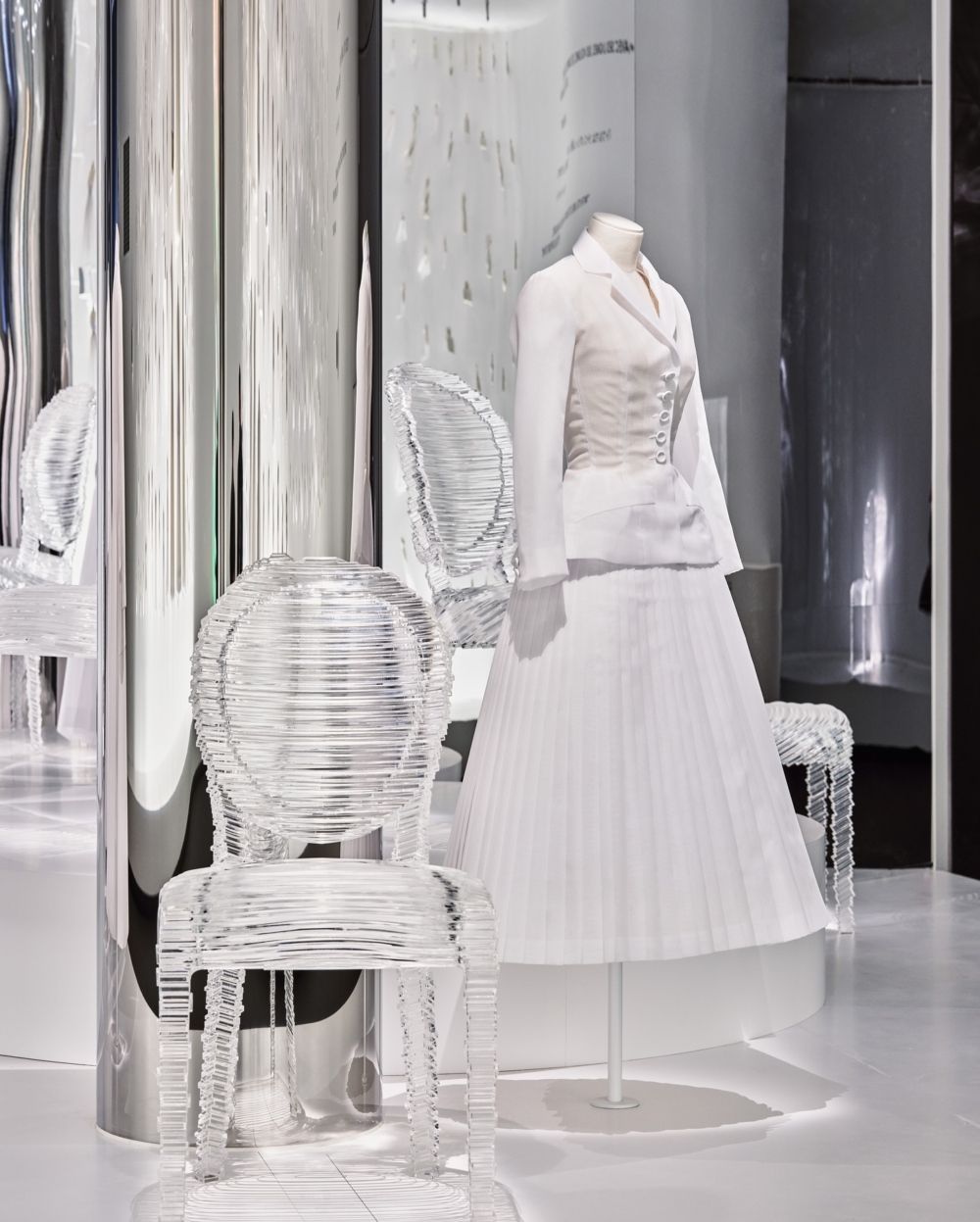 展覽開場以三套經典的「Bar」套裝亮相