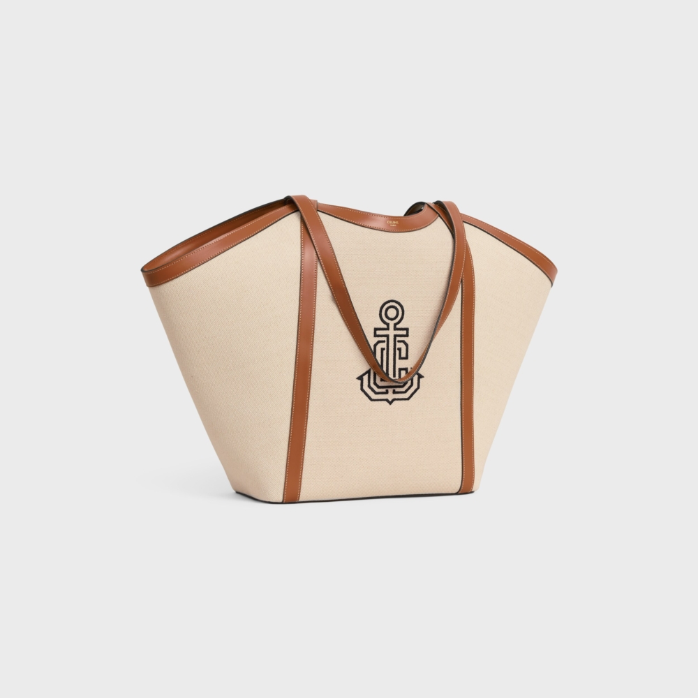 全新錨刺繡紡織布料和小牛皮大號CABA手袋。