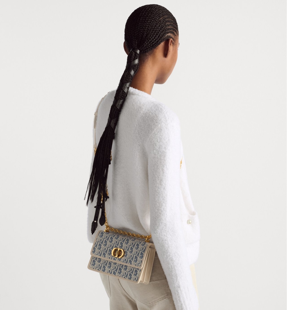 不論手提、肩背或斜背都更為舒適。