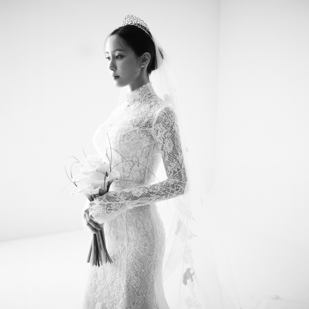 孝敏婚紗照還換上了來自韓國知名婚紗品牌 Atelier KU 的婚紗